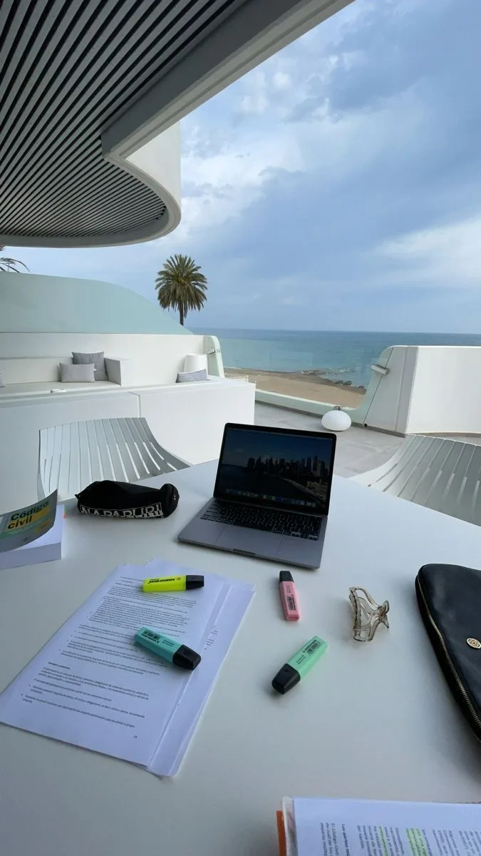Laptop aberto num terraço de frente para o mar